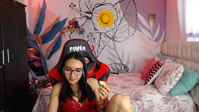 Snapshot of LinzyBaner chatting on 01.13.25 LinzyBaner online show from 01.13.25