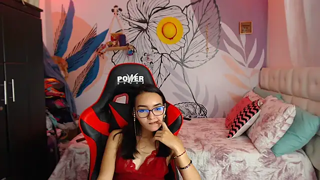 Snapshot of LinzyBaner chatting on 01.14.25 LinzyBaner online show from 01.14.25