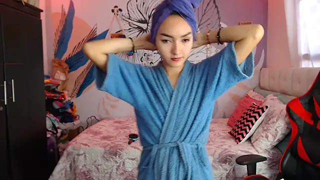 Snapshot of LinzyBaner chatting on 01.14.25 LinzyBaner online show from 01.14.25