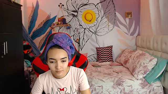 Snapshot of LinzyBaner chatting on 01.23.25 LinzyBaner online show from 01.23.25