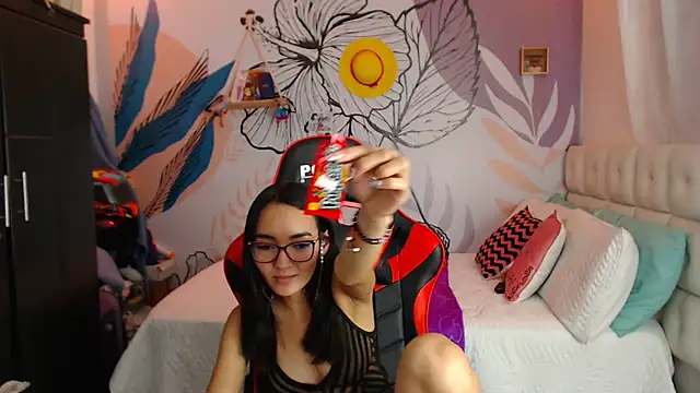 Snapshot of LinzyBaner chatting on 02.06.25 LinzyBaner online show from 02.06.25