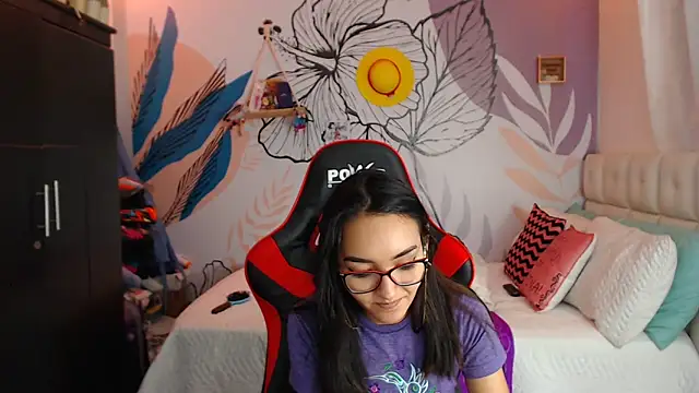 Snapshot of LinzyBaner chatting on 02.08.25 LinzyBaner online show from 02.08.25