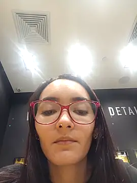 Snapshot of LinzyBaner chatting on 11.24.25 LinzyBaner online show from 11.24.25