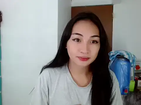 Snapshot of SweetLilly_18 chatting on 12.05.24 SweetLilly 18 online show from 12.05.24