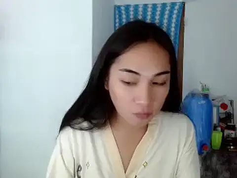 Snapshot of SweetLilly_18 chatting on 12.05.24 SweetLilly 18 online show from 12.05.24