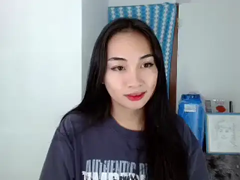 Snapshot of SweetLilly_18 chatting on 12.07.24 SweetLilly 18 online show from 12.07.24