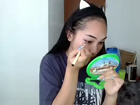 Snapshot of SweetLilly_18 chatting on 12.07.24 SweetLilly 18 online show from 12.07.24