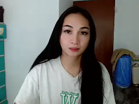 Snapshot of SweetLilly_18 chatting on 12.11.24 SweetLilly 18 online show from 12.11.24