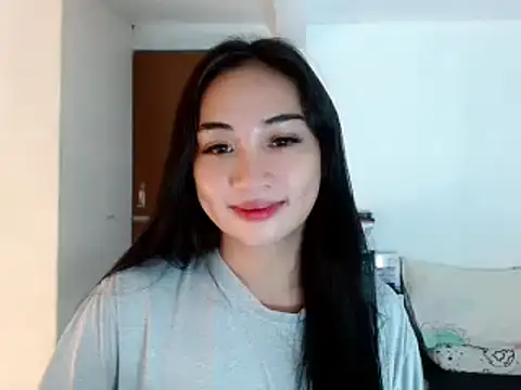 Snapshot of SweetLilly_18 chatting on 12.18.24 SweetLilly 18 online show from 12.18.24