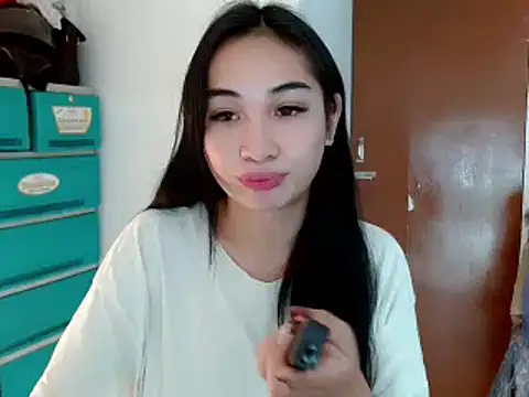 Snapshot of SweetLilly_18 chatting on 12.23.24 SweetLilly 18 online show from 12.23.24