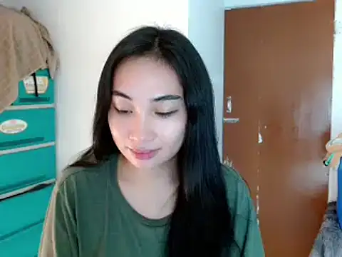 Snapshot of SweetLilly_18 chatting on 01.05.25 SweetLilly 18 online show from 01.05.25