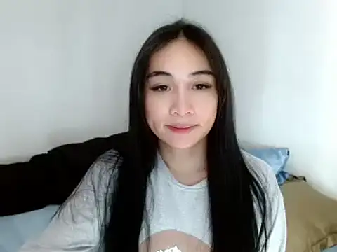 Snapshot of SweetLilly_18 chatting on 02.21.25 SweetLilly 18 online show from 02.21.25