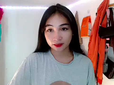 Snapshot of SweetLilly_18 chatting on 02.28.25 SweetLilly 18 online show from 02.28.25