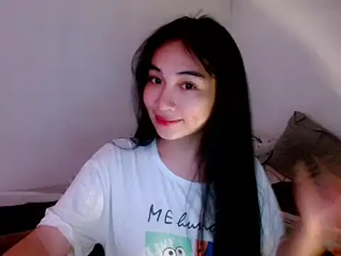 Snapshot of SweetLilly_18 chatting on 03.11.25 SweetLilly 18 online show from 03.11.25