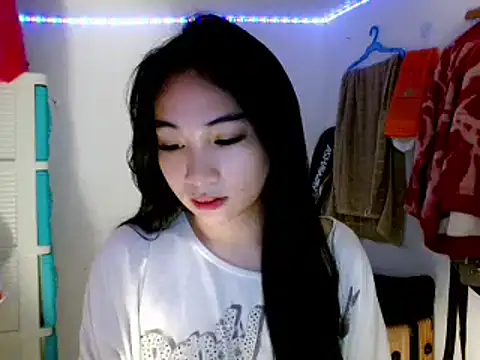 Snapshot of SweetLilly_18 chatting on 03.14.25 SweetLilly 18 online show from 03.14.25