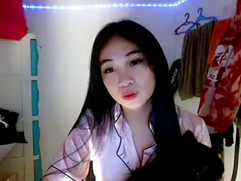 Snapshot of SweetLilly_18 chatting on 03.15.25 SweetLilly 18 online show from 03.15.25