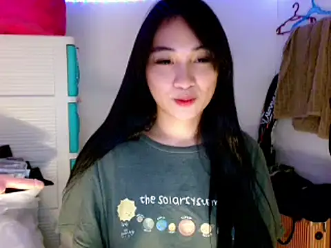 Snapshot of SweetLilly_18 chatting on 03.18.25 SweetLilly 18 online show from 03.18.25