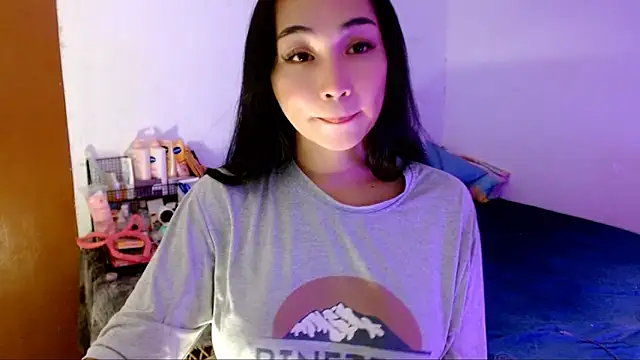 Snapshot of SweetLilly_18 chatting on 10.12.25 SweetLilly 18 online show from 10.12.25