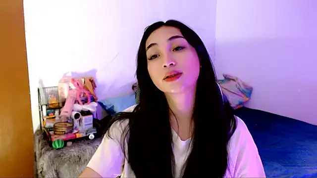 Snapshot of SweetLilly_18 chatting on 10.15.25 SweetLilly 18 online show from 10.15.25