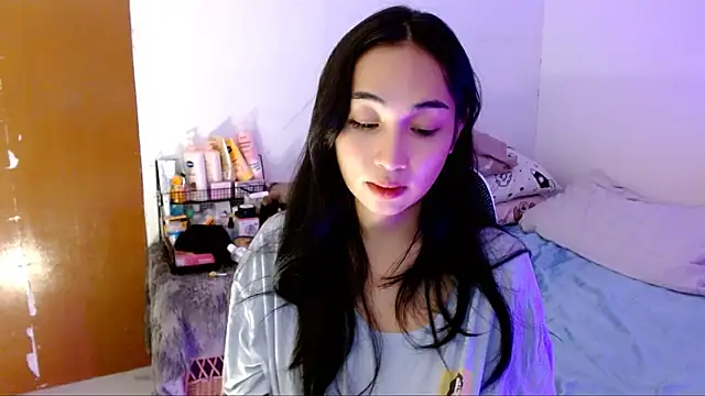 Snapshot of SweetLilly_18 chatting on 10.19.25 SweetLilly 18 online show from 10.19.25