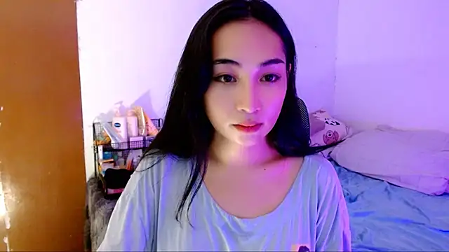 Snapshot of SweetLilly_18 chatting on 10.20.25 SweetLilly 18 online show from 10.20.25