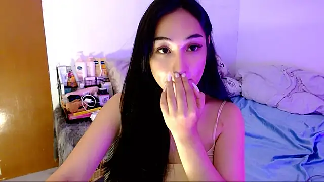 Snapshot of SweetLilly_18 chatting on 10.22.25 SweetLilly 18 online show from 10.22.25