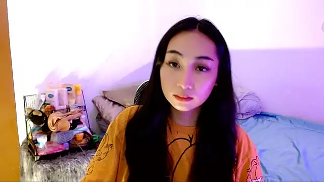 Snapshot of SweetLilly_18 chatting on 11.03.25 SweetLilly 18 online show from 11.03.25