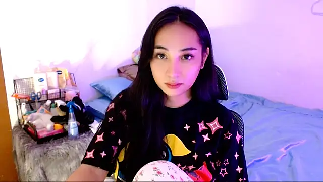 Snapshot of SweetLilly_18 chatting on 11.11.25 SweetLilly 18 online show from 11.11.25