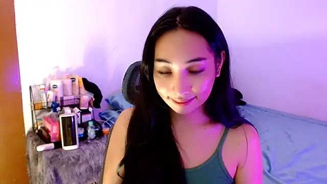 Snapshot of SweetLilly_18 chatting on 11.17.25 SweetLilly 18 online show from 11.17.25