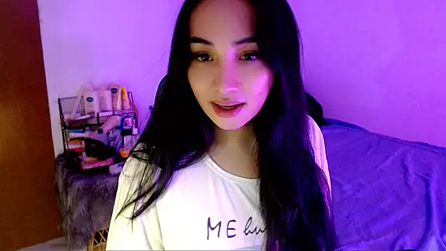 Snapshot of SweetLilly_18 chatting on 11.24.25 SweetLilly 18 online show from 11.24.25