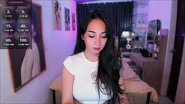 Snapshot of SweetLilly_18 chatting on 12.04.25 SweetLilly 18 online show from 12.04.25