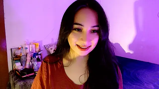 Snapshot of SweetLilly_18 chatting on 12.05.25 SweetLilly 18 online show from 12.05.25