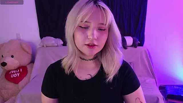 KuroChan420 online show from 02.28.25