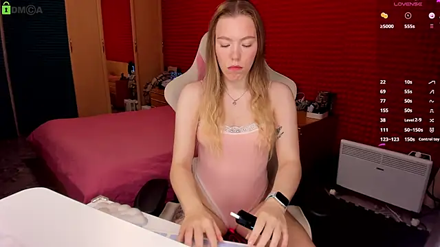 Snapshot of KinsleyHottie chatting on 11.15.25 KinsleyHottie online show from 11.15.25