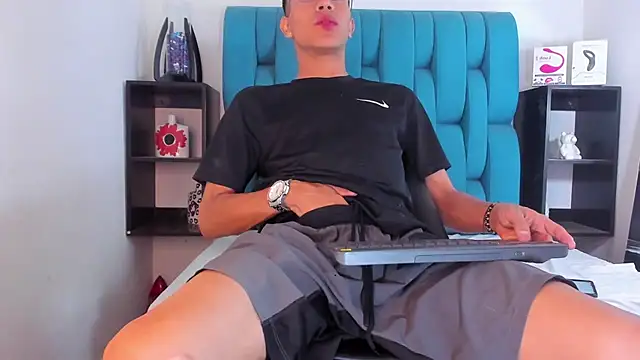 Snapshot of AlanNaughty chatting on 01.19.25 AlanNaughty online show from 01.19.25