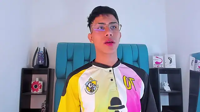 Snapshot of AlanNaughty chatting on 01.19.25 AlanNaughty online show from 01.19.25