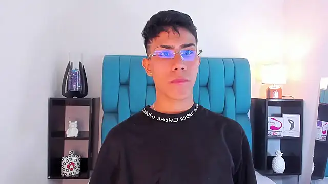 Snapshot of AlanNaughty chatting on 01.21.25 AlanNaughty online show from 01.21.25