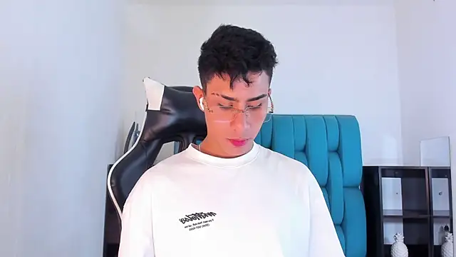 Snapshot of AlanNaughty chatting on 02.18.25 AlanNaughty online show from 02.18.25