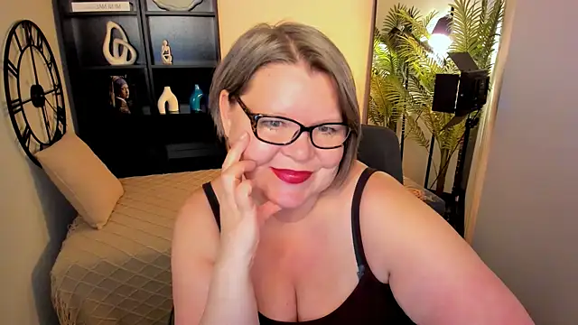 Snapshot of Shannonshine chatting on 06.18.26 Shannonshine online show from 06.18.26