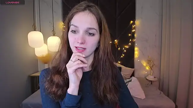 Snapshot of MirandaGlow chatting on 01.05.25 MirandaGlow online show from 01.05.25