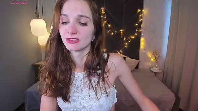 Snapshot of MirandaGlow chatting on 01.05.25 MirandaGlow online show from 01.05.25