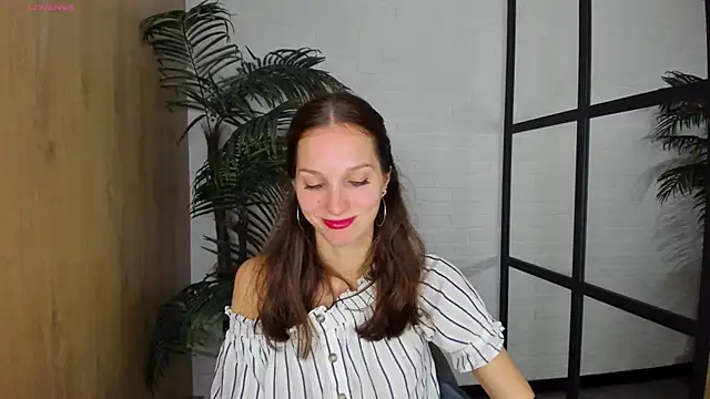 Snapshot of MirandaGlow chatting on 09.10.25 MirandaGlow online show from 09.10.25