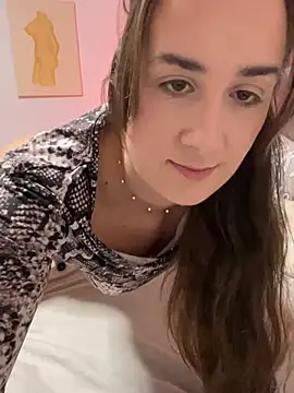 Snapshot of EllaMae chatting on 12.19.24 EllaMae online show from 12.19.24