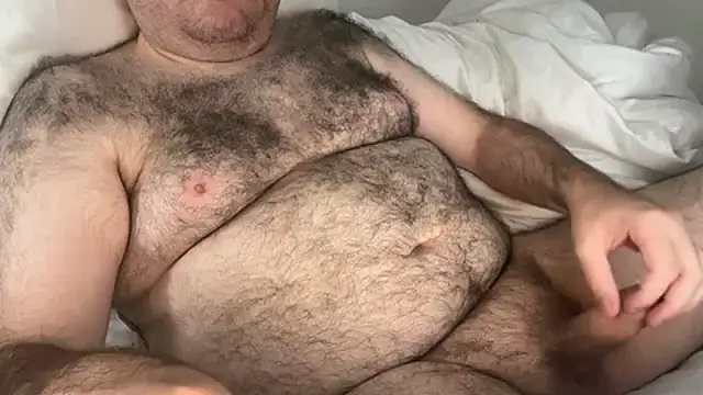 Snapshot of elagobear chatting on 06.19.26 elagobear online show from 06.19.26