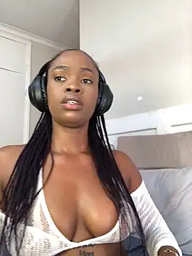 Snapshot of LuciousLips96 chatting on 09.28.25 LuciousLips96 online show from 09.28.25