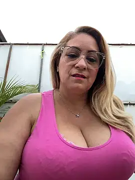 Snapshot of x_elena_x chatting on 12.14.24 x elena x online show from 12.14.24