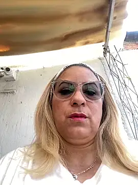 Snapshot of x_elena_x chatting on 12.15.24 x elena x online show from 12.15.24