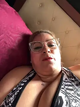 Snapshot of x_elena_x chatting on 12.19.24 x elena x online show from 12.19.24