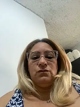 Snapshot of x_elena_x chatting on 12.24.24 x elena x online show from 12.24.24