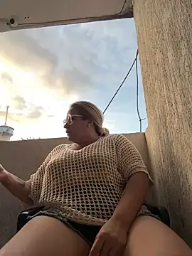 Snapshot of x_elena_x chatting on 12.25.24 x elena x online show from 12.25.24